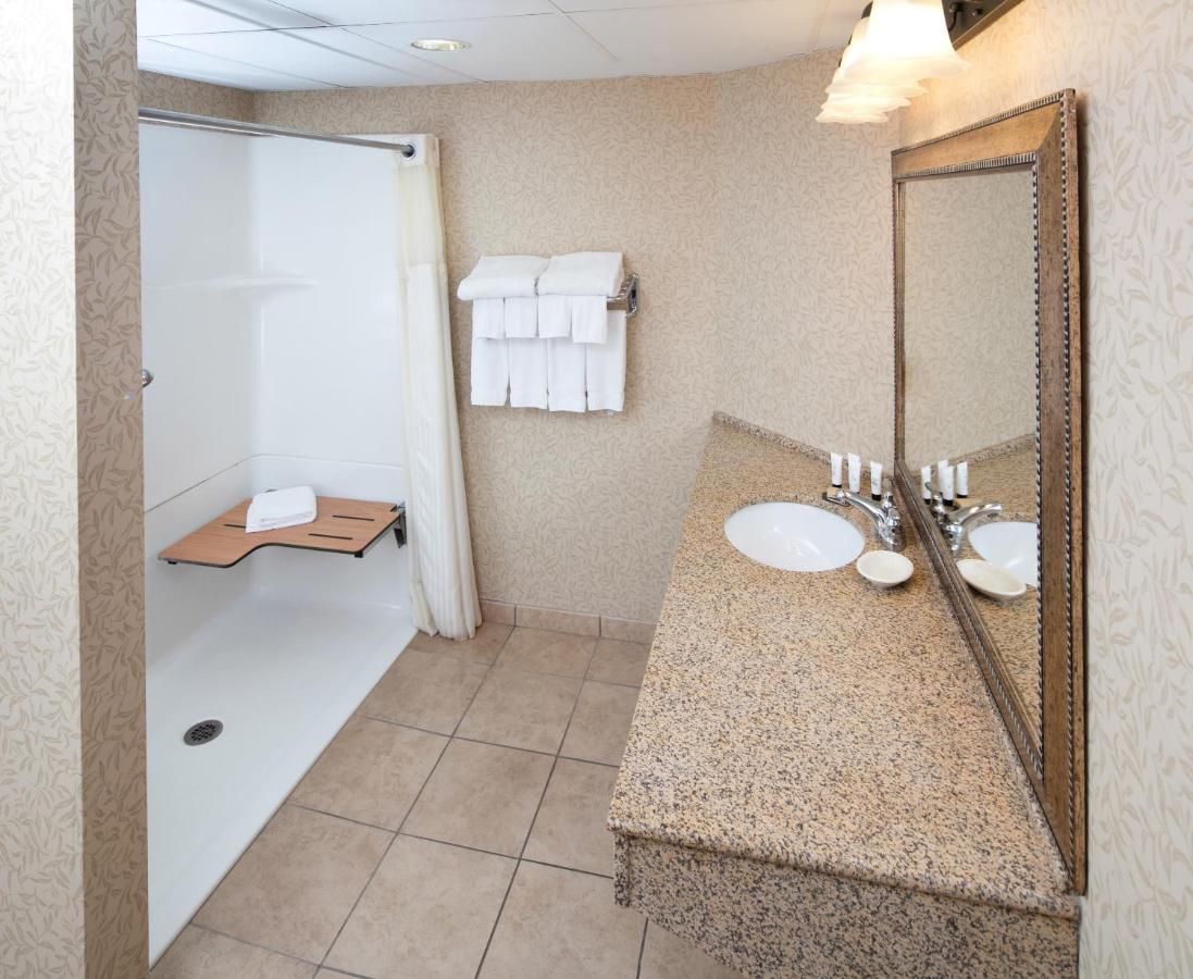 King Room with Roll-In Shower - Disability Access at Red Lion Hotel Kalispell