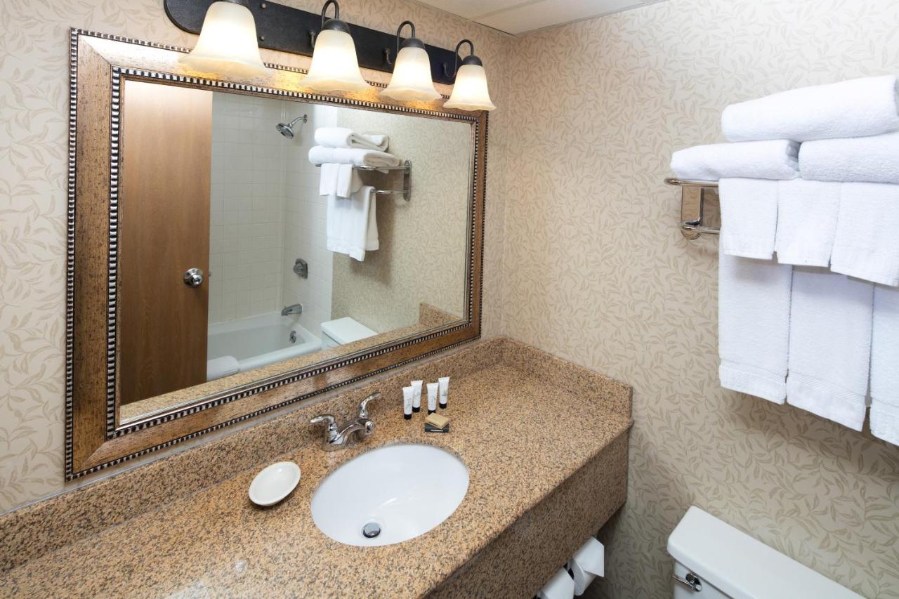 Standard Queen Room with Two Queen Beds at Red Lion Hotel Kalispell