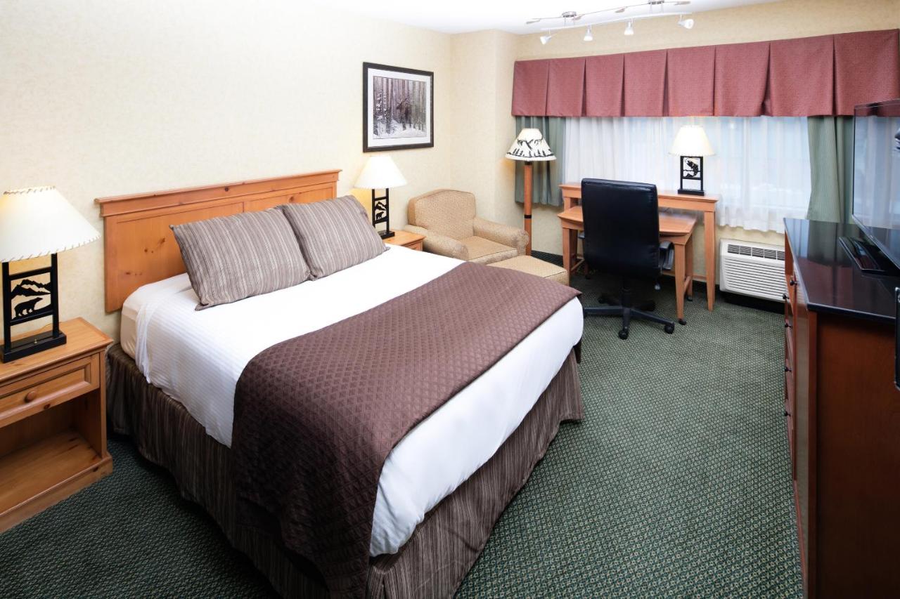 King Room with Roll-In Shower - Disability Access at Red Lion Hotel Kalispell
