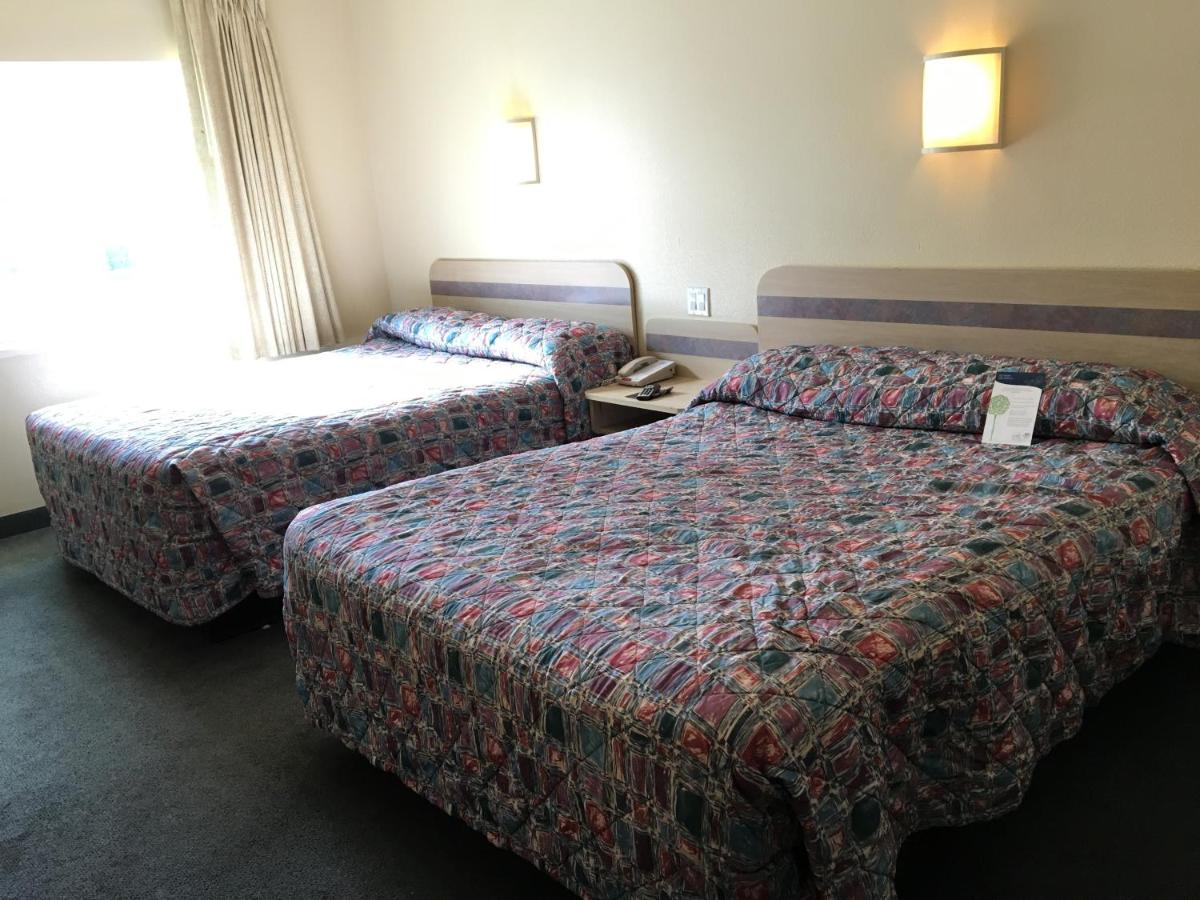 Queen Room with Two Queen Beds - Non-Smoking at Motel 6-Portland, OR - North