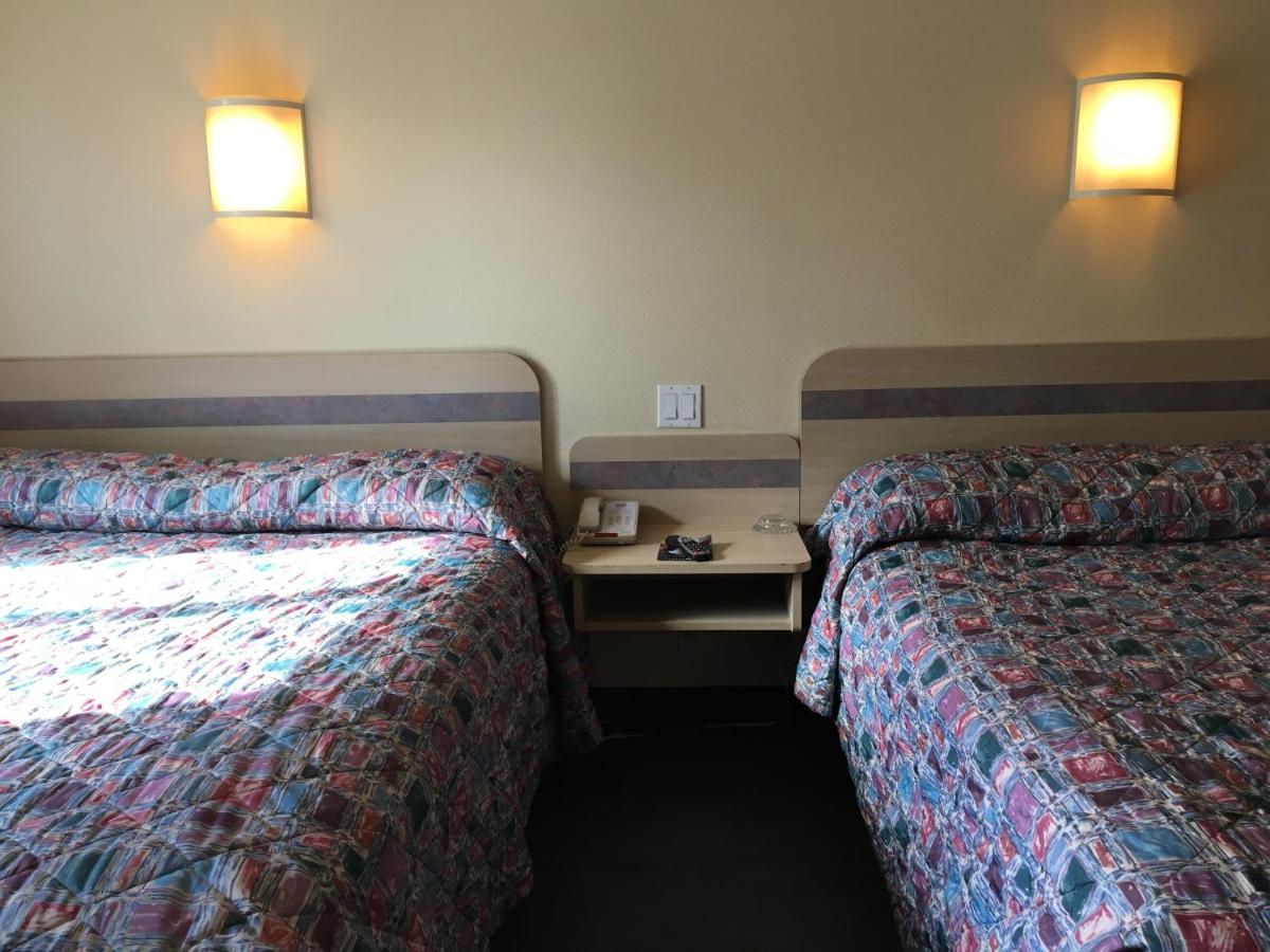 Queen Room with Two Queen Beds - Non-Smoking at Motel 6-Portland, OR - North