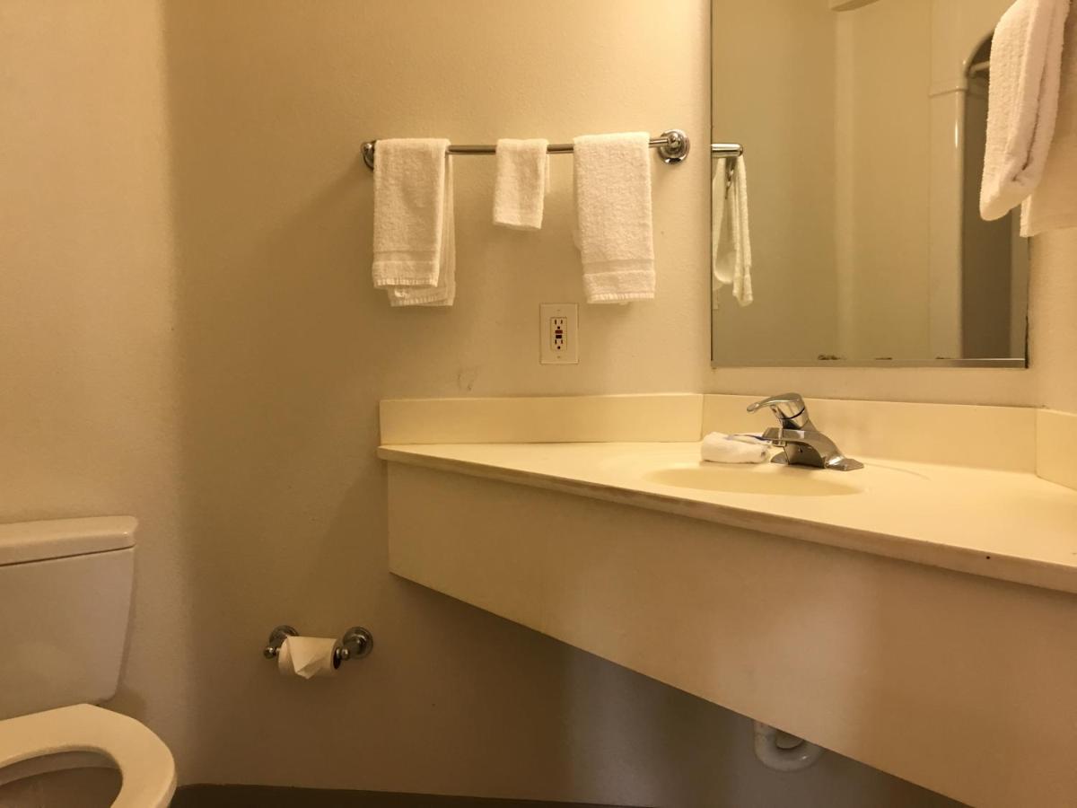 Queen Room - Non-Smoking at Motel 6-Portland, OR - North