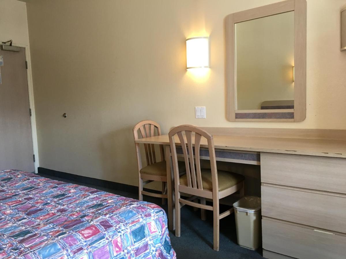 Queen Room - Non-Smoking at Motel 6-Portland, OR - North