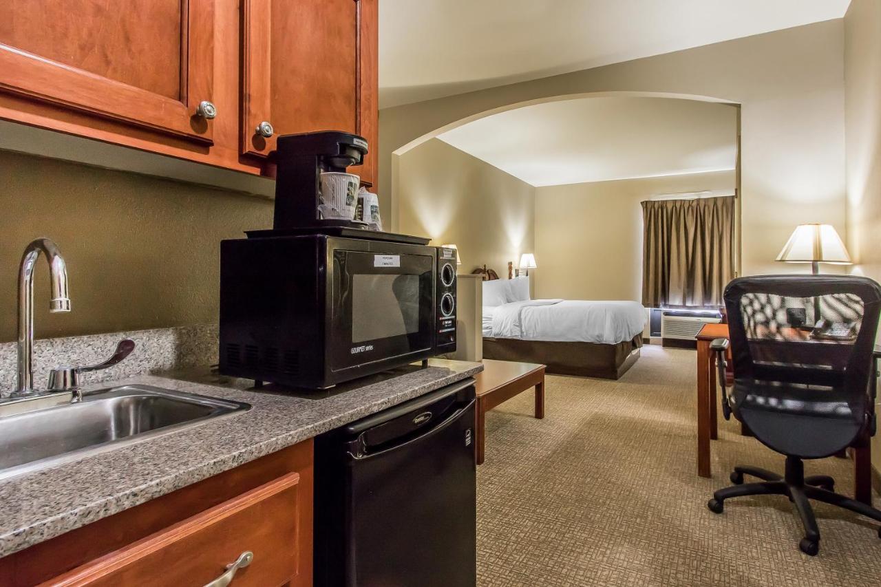 King Suite - Non-Smoking at Quality Suites New Iberia