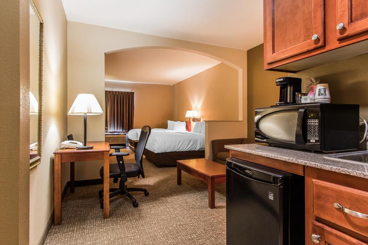 King Suite - Non-Smoking at Quality Suites New Iberia