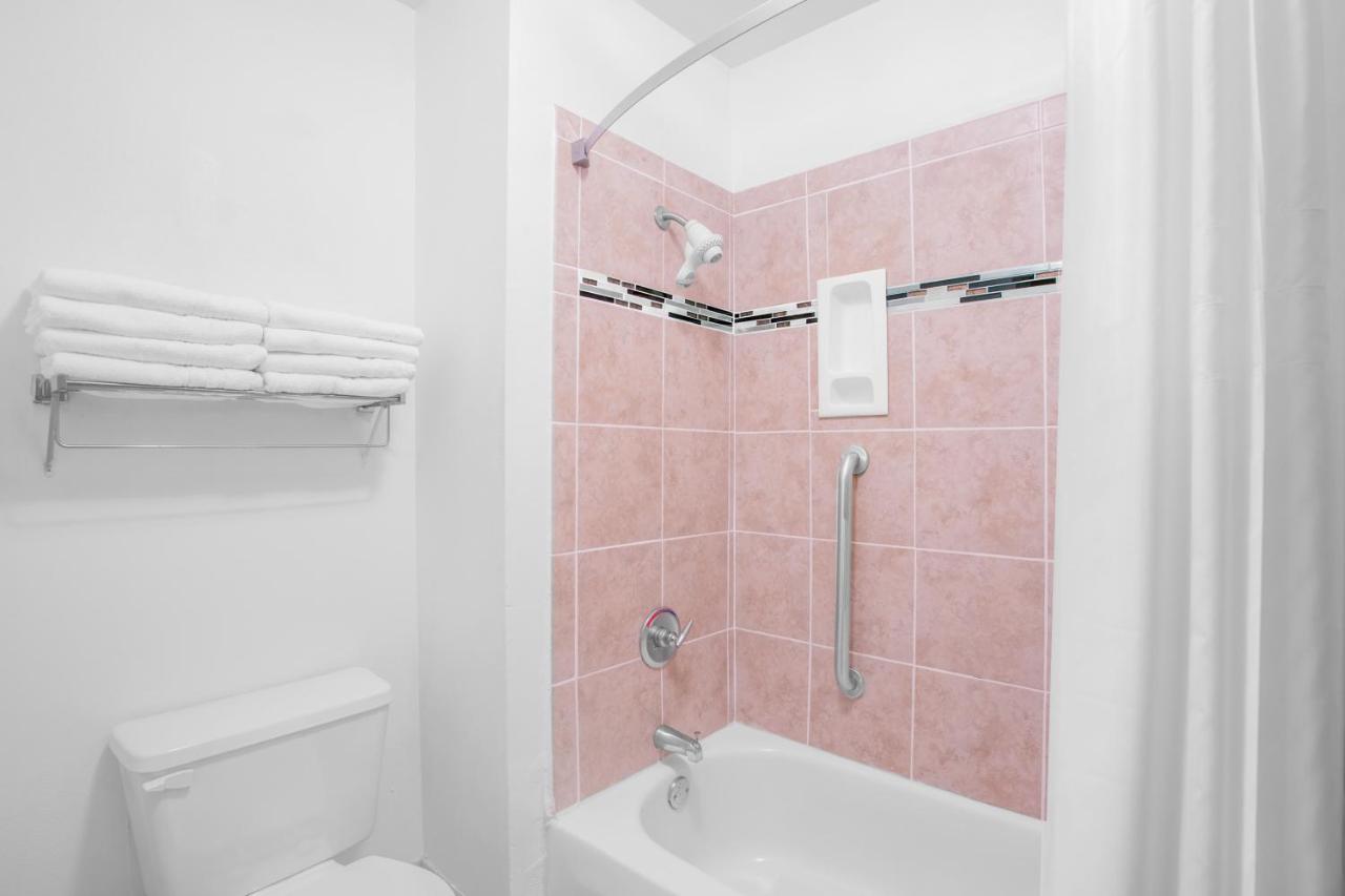 King Room - Non-Smoking at Days Inn by Wyndham Lake Village