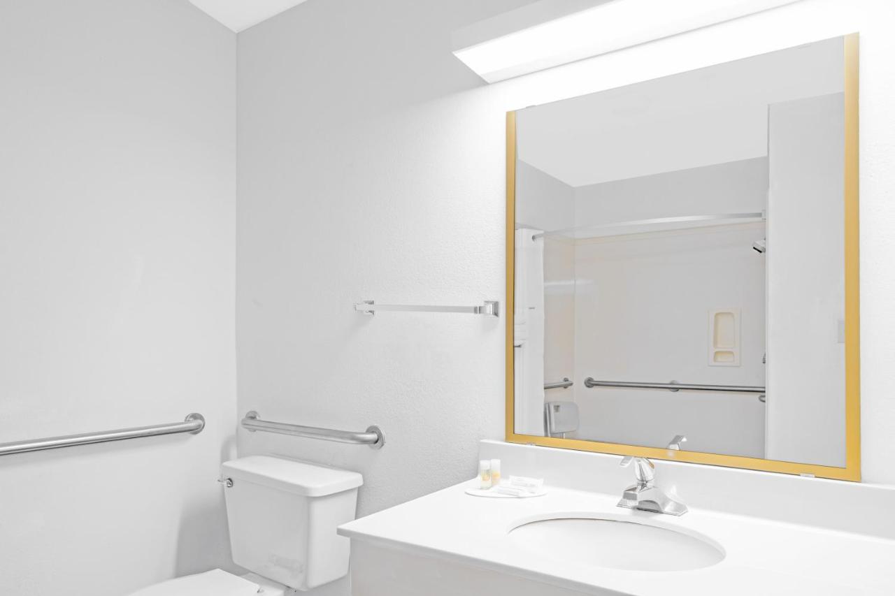 Queen Room - Disability Access/Non-Smoking at Days Inn by Wyndham Lake Village