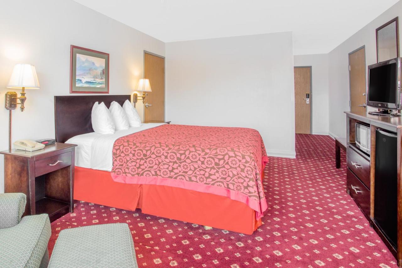 Queen Room - Disability Access/Non-Smoking at Days Inn by Wyndham Lake Village