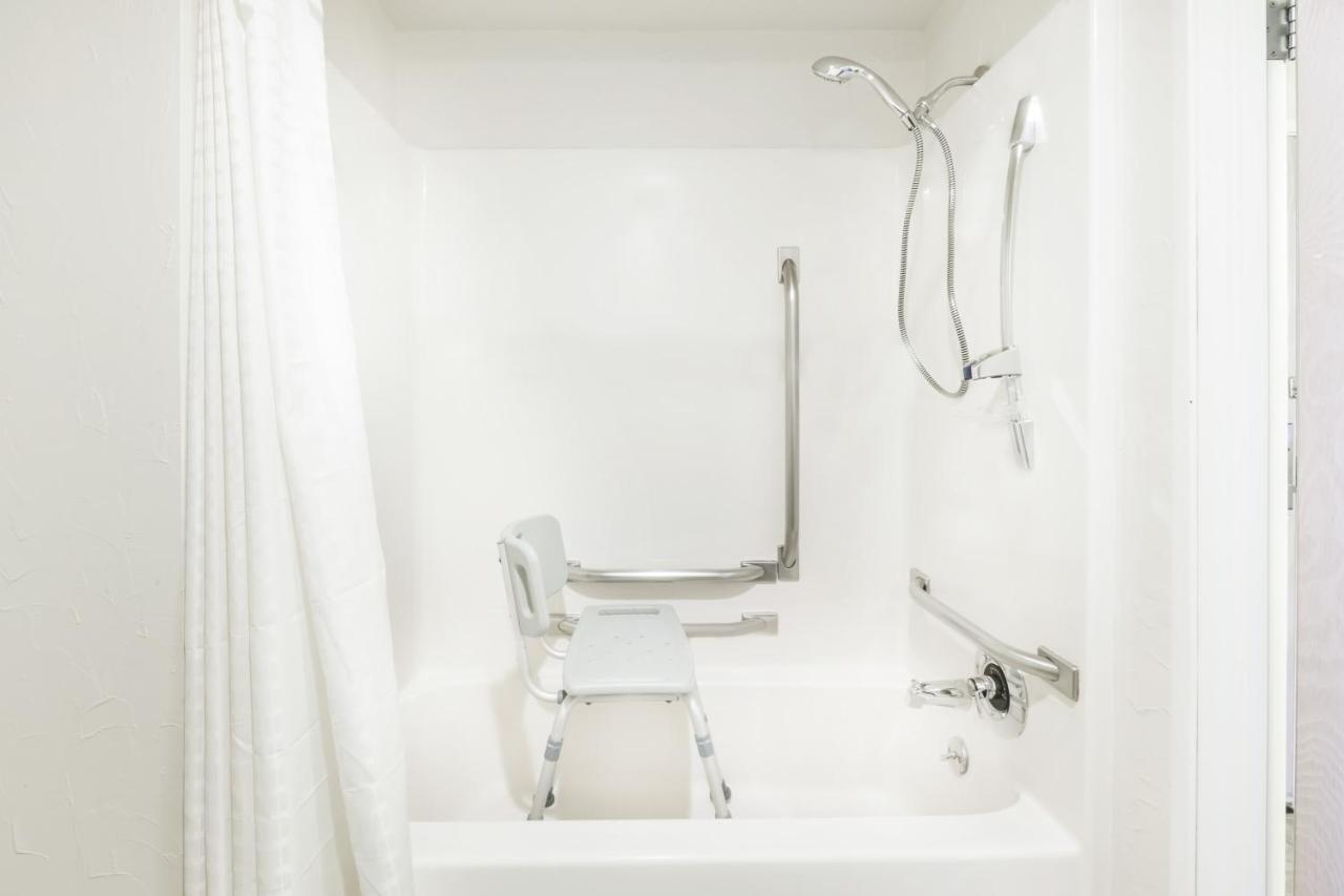 Queen Room - Disability Access/Non-Smoking at Baymont by Wyndham Grand Rapids Airport