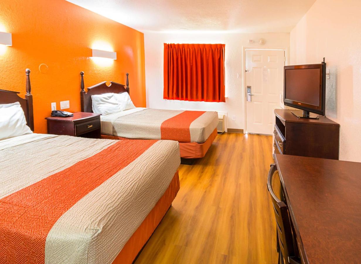 | Motel 6-Red Oak, TX - Dallas