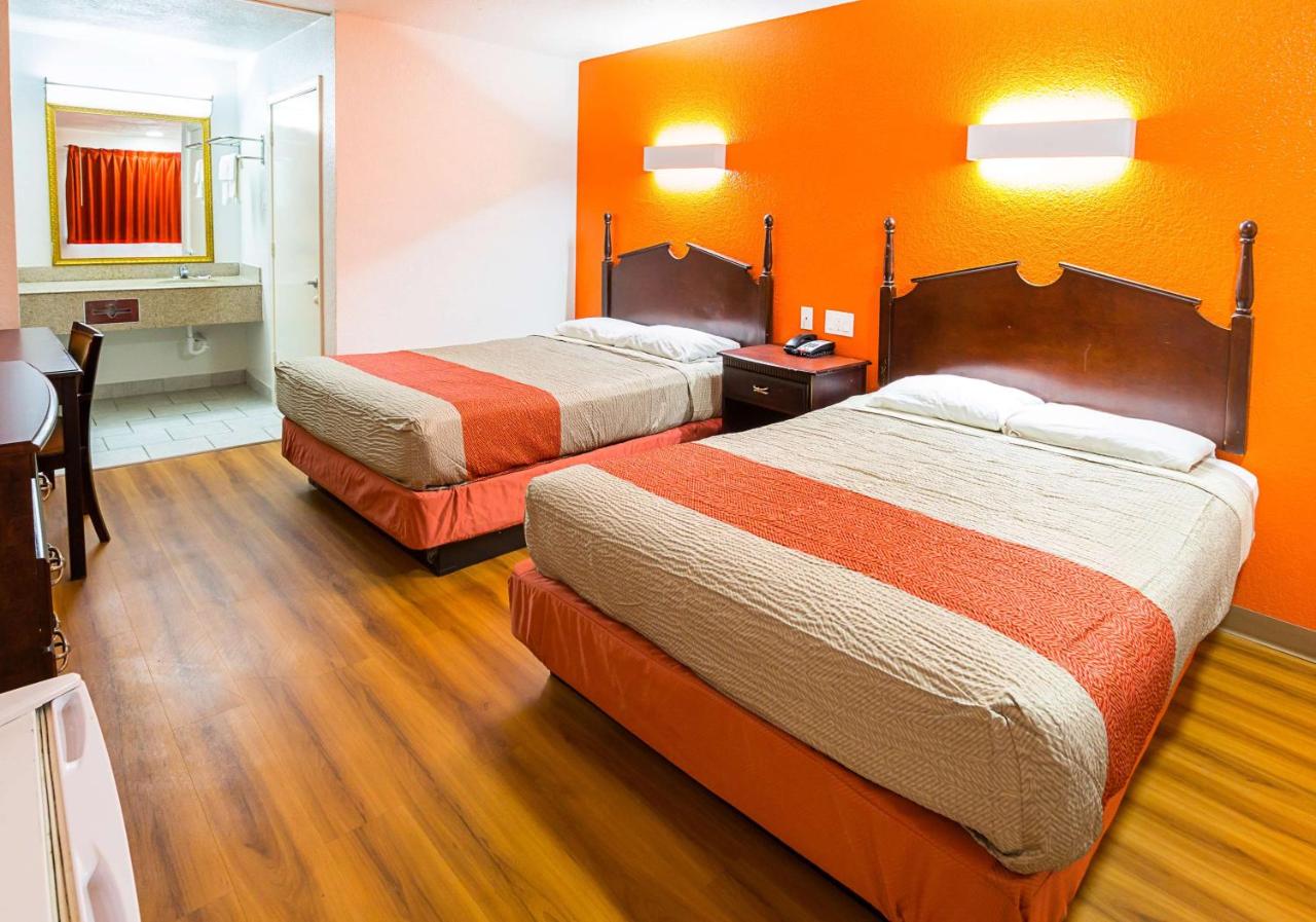 | Motel 6-Red Oak, TX - Dallas