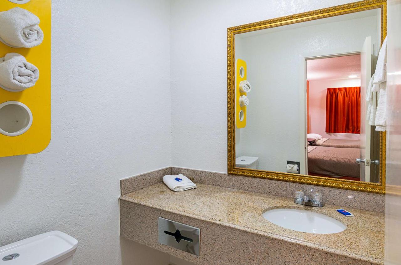| Motel 6-Red Oak, TX - Dallas