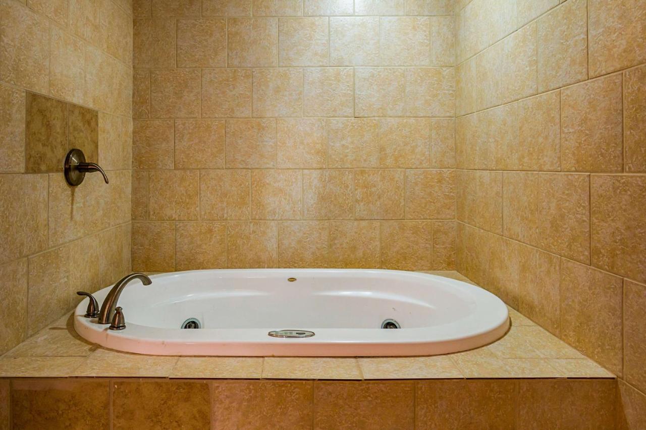 | Motel 6-Red Oak, TX - Dallas