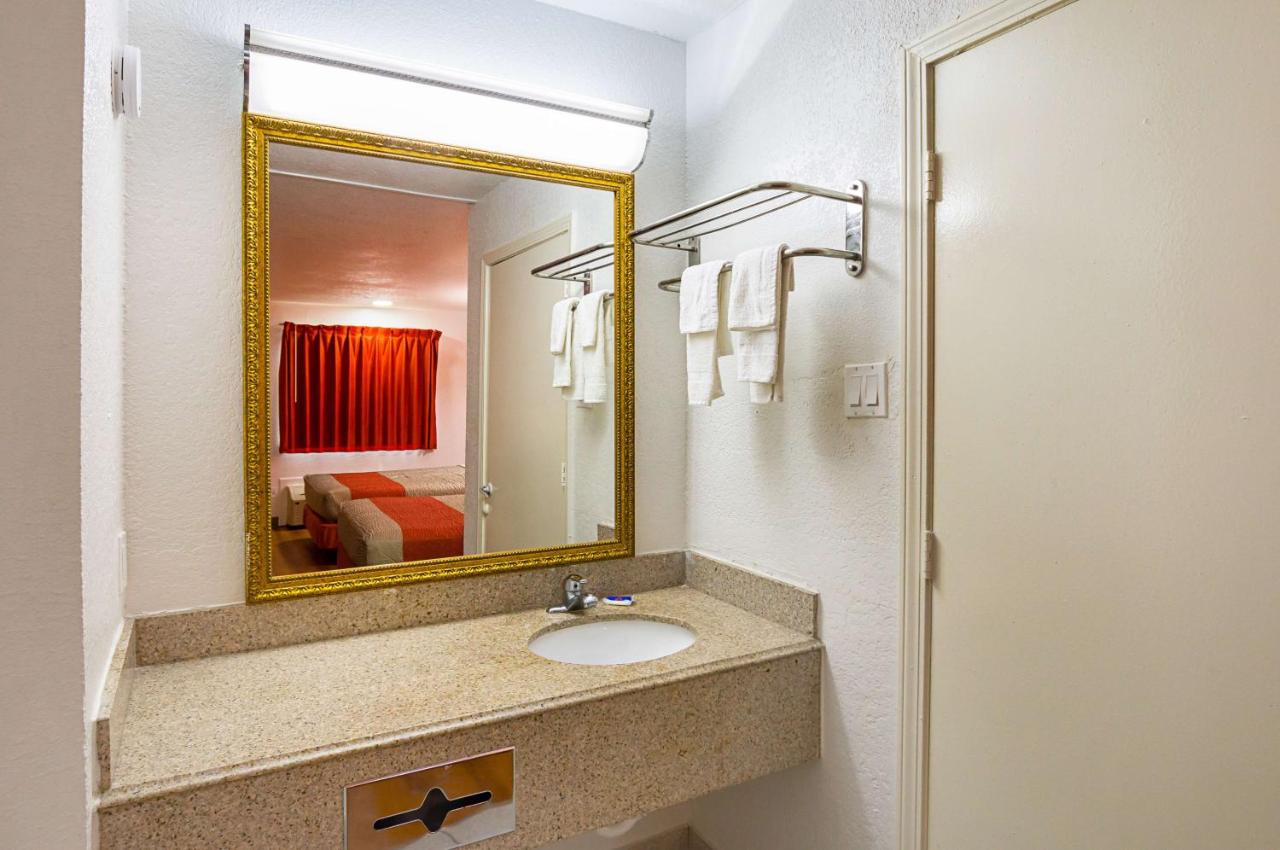 | Motel 6-Red Oak, TX - Dallas