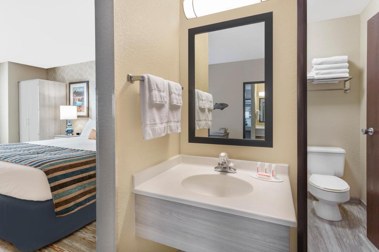 Queen Room with Two Queen Beds at SilverStone Inn & Suites Spokane Valley