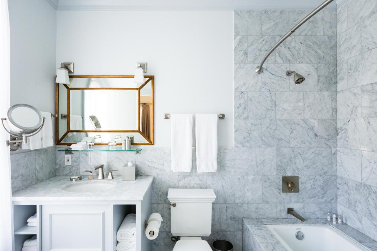 Deluxe Queen Suite at Hotel Ella