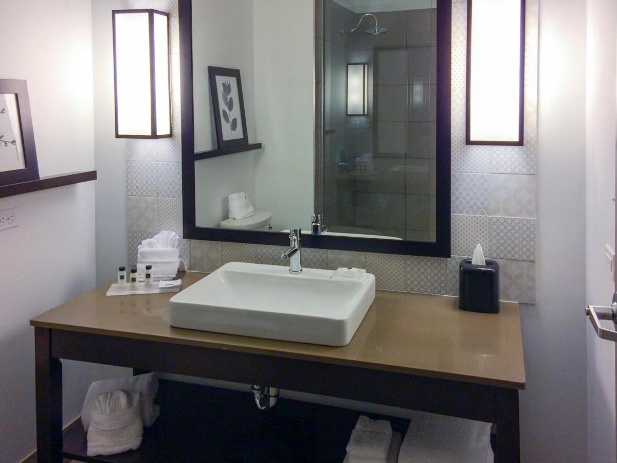 King Room at Country Inn & Suites by Radisson, Charlottesville-UVA, VA
