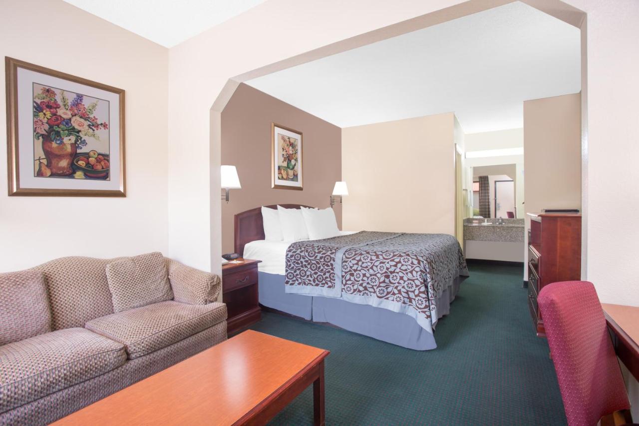 King Room - Non-Smoking at Days Inn by Wyndham Dublin GA