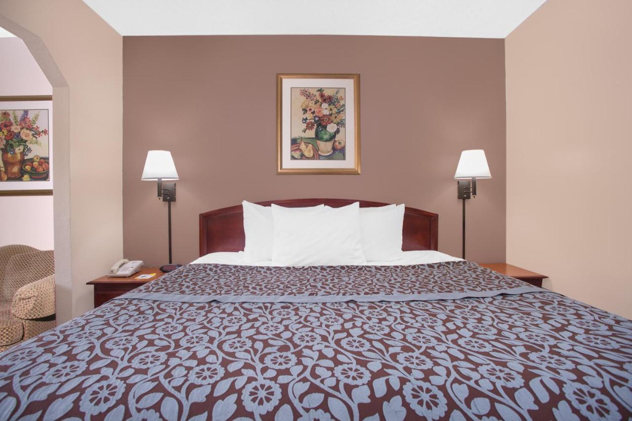 King Room - Disability Access/Non-Smoking at Days Inn by Wyndham Dublin GA