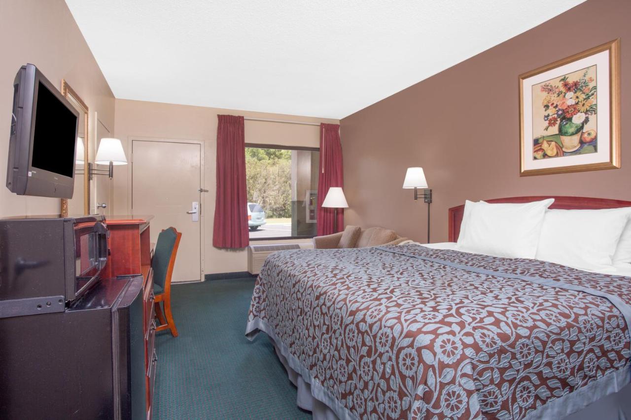King Room - Disability Access/Non-Smoking at Days Inn by Wyndham Dublin GA