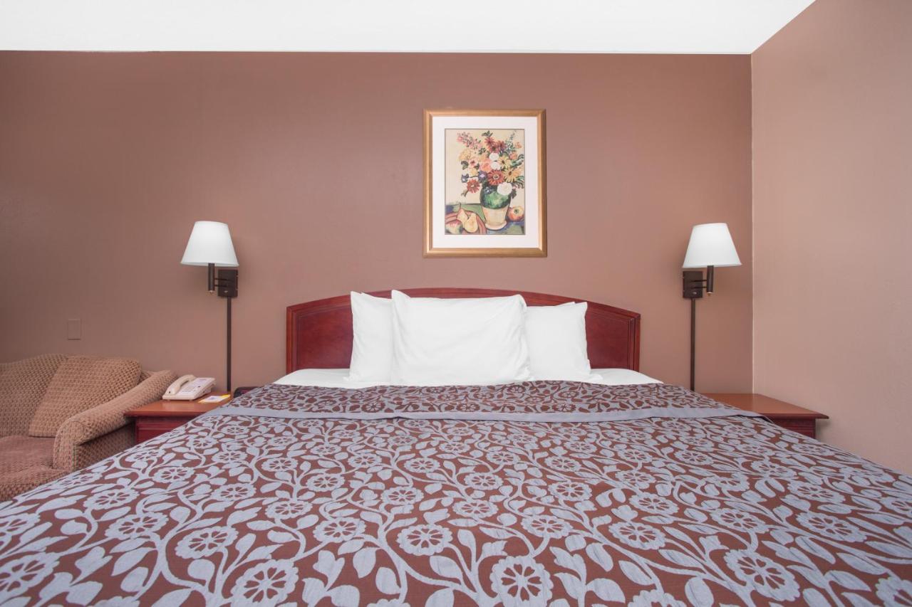 King Room - Disability Access/Non-Smoking at Days Inn by Wyndham Dublin GA