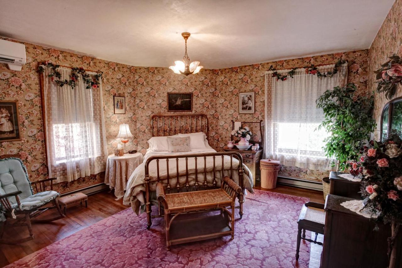 | The Queen, A Victorian Bed & Breakfast