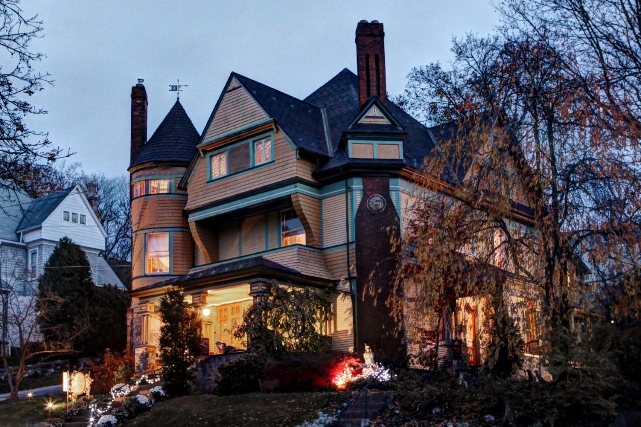 | The Queen, A Victorian Bed & Breakfast