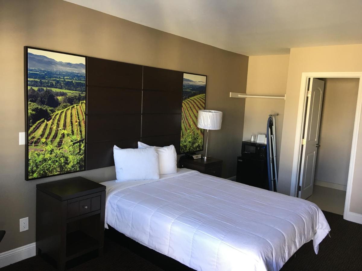 Queen Room - Non-Smoking at Vallejo Inn