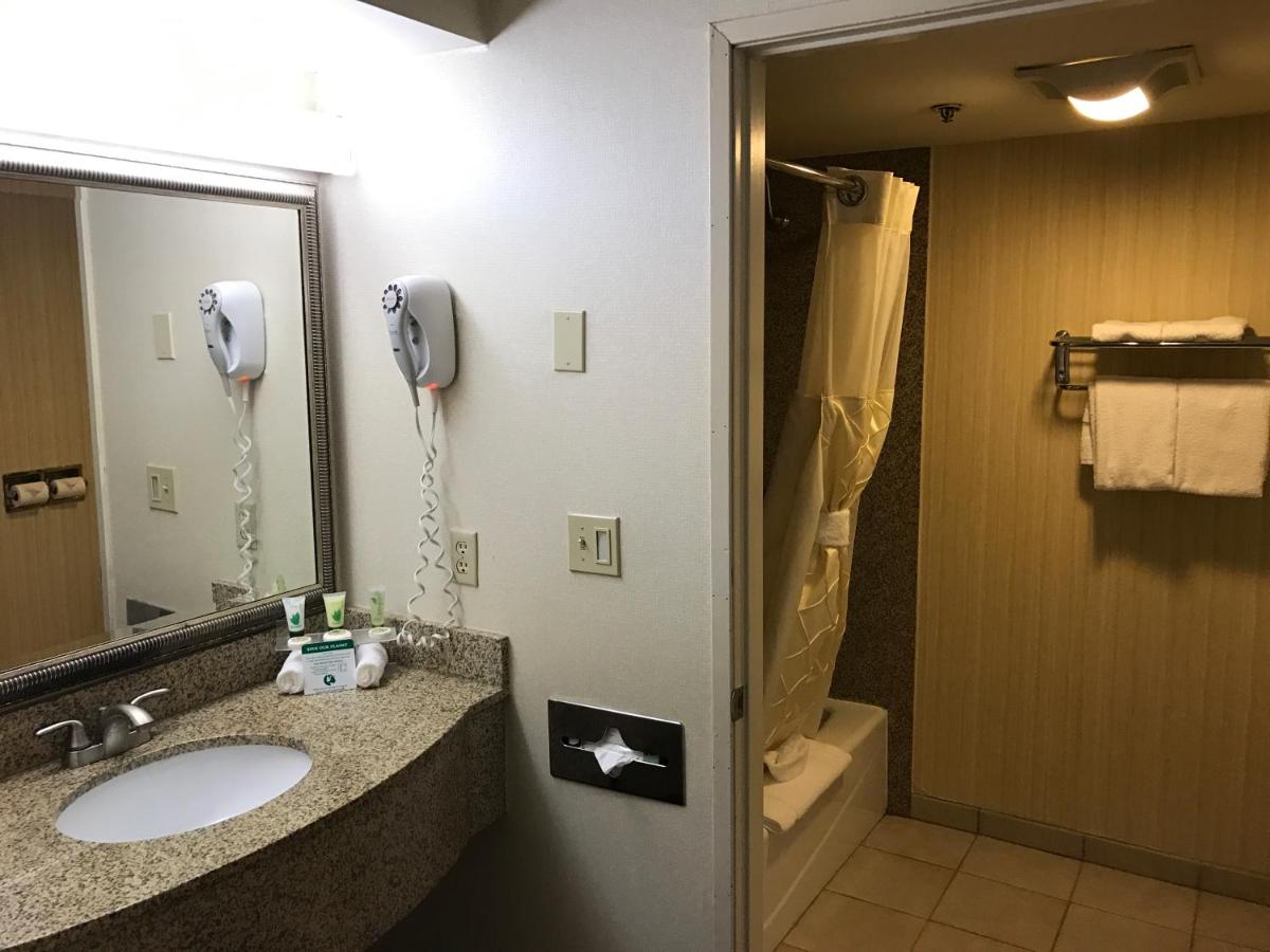 Deluxe King Room at Oak Tree Inn