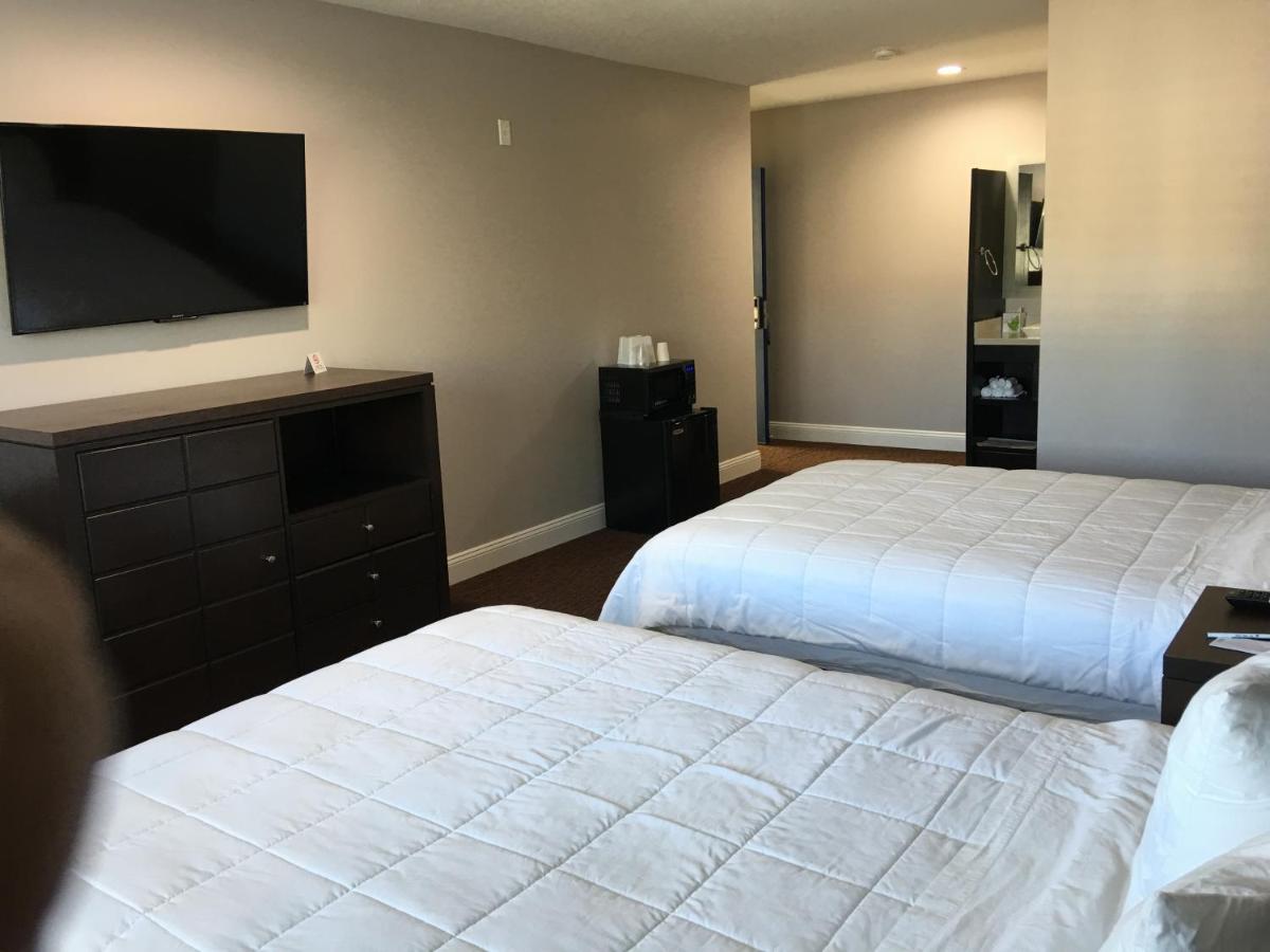 Double Room with Two Double Beds - Non-Smoking at Vallejo Inn