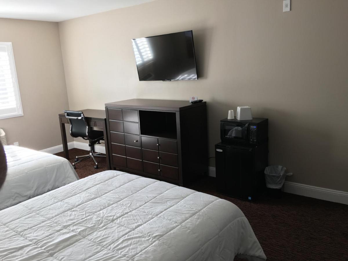 Double Room with Two Double Beds - Non-Smoking at Vallejo Inn