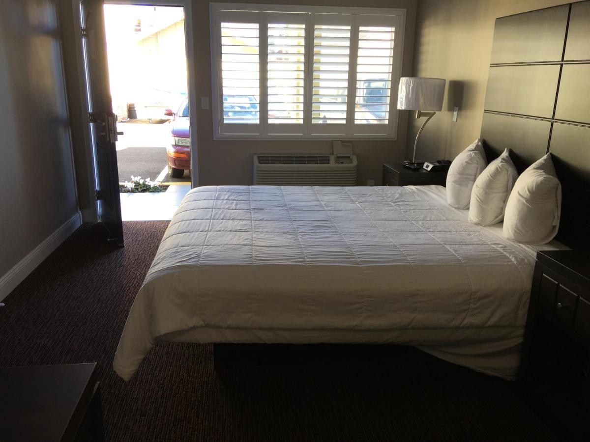 Queen Room - Disability Access/Non-Smoking at Vallejo Inn
