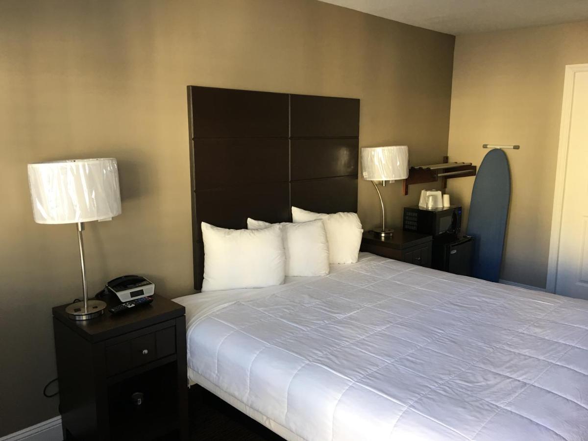 Queen Room - Disability Access/Non-Smoking at Vallejo Inn