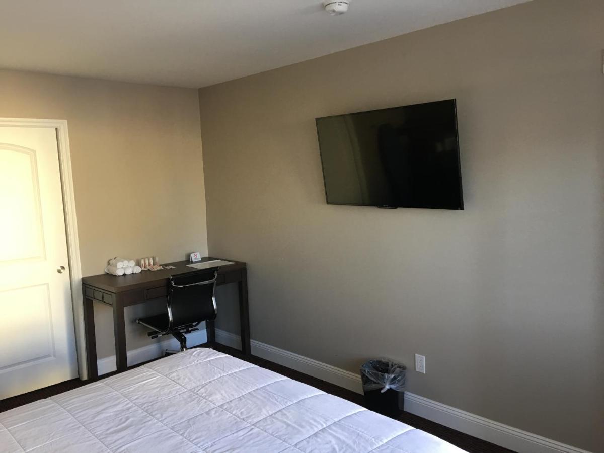 Queen Room - Disability Access/Non-Smoking at Vallejo Inn