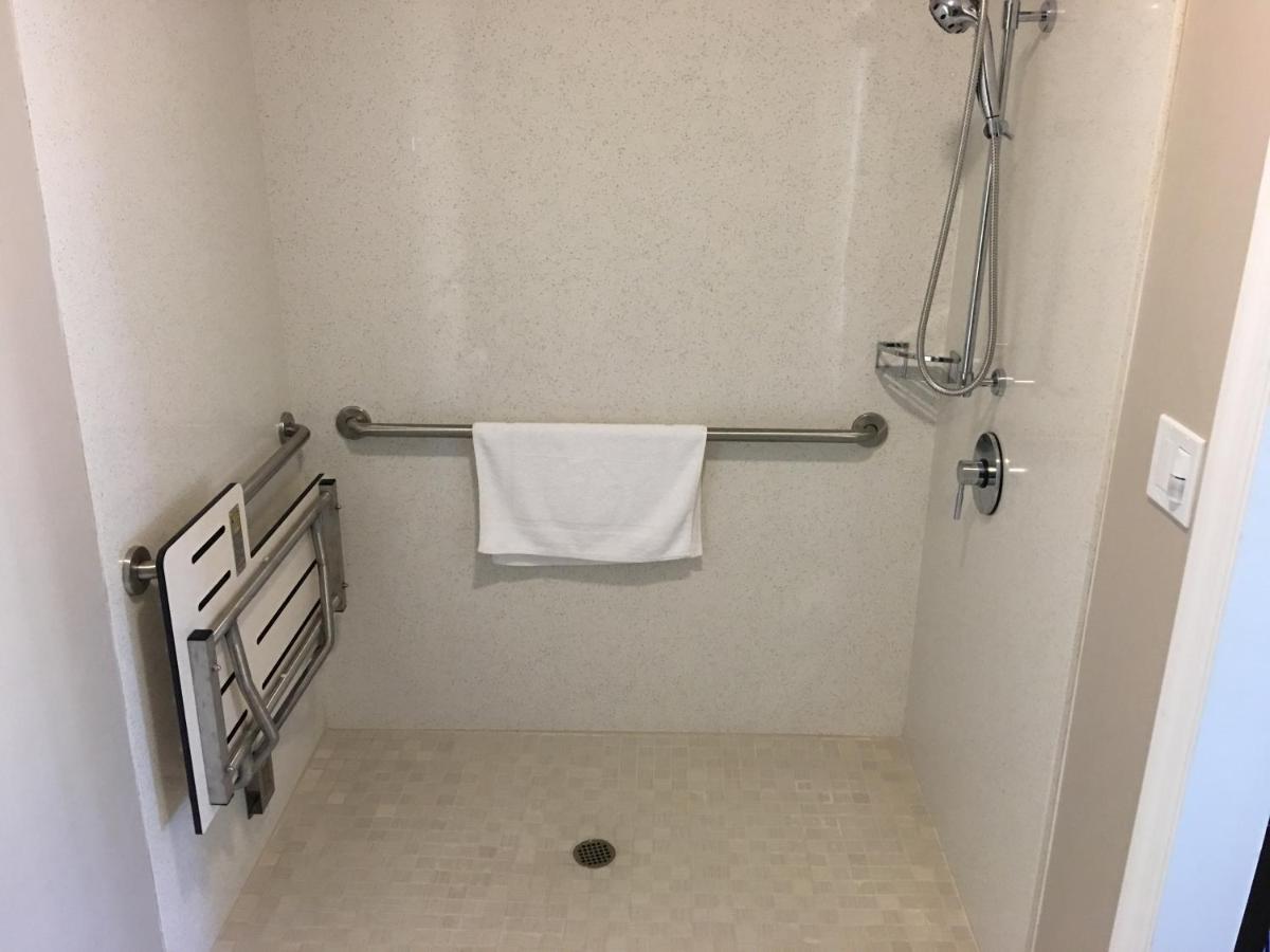 Queen Room - Disability Access/Non-Smoking at Vallejo Inn