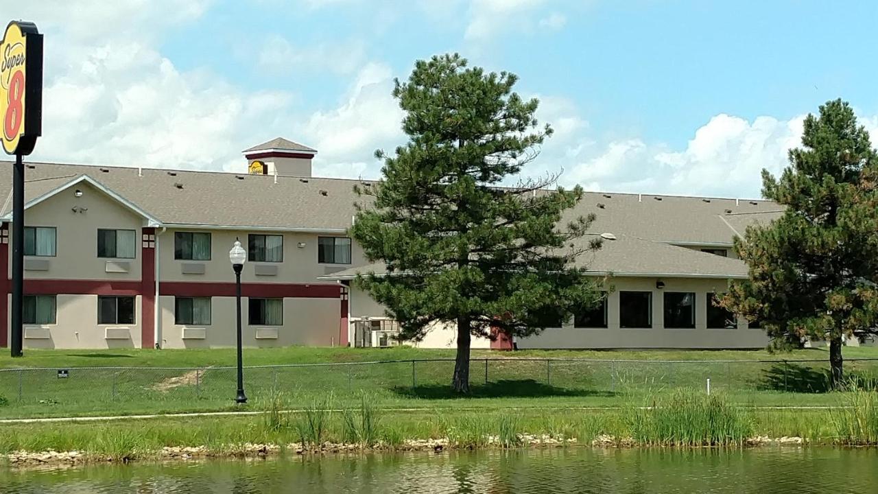 | Super 8 by Wyndham Omaha Eppley Airport/Carter Lake