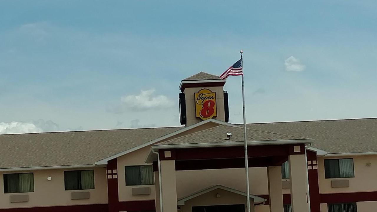 | Super 8 by Wyndham Omaha Eppley Airport/Carter Lake