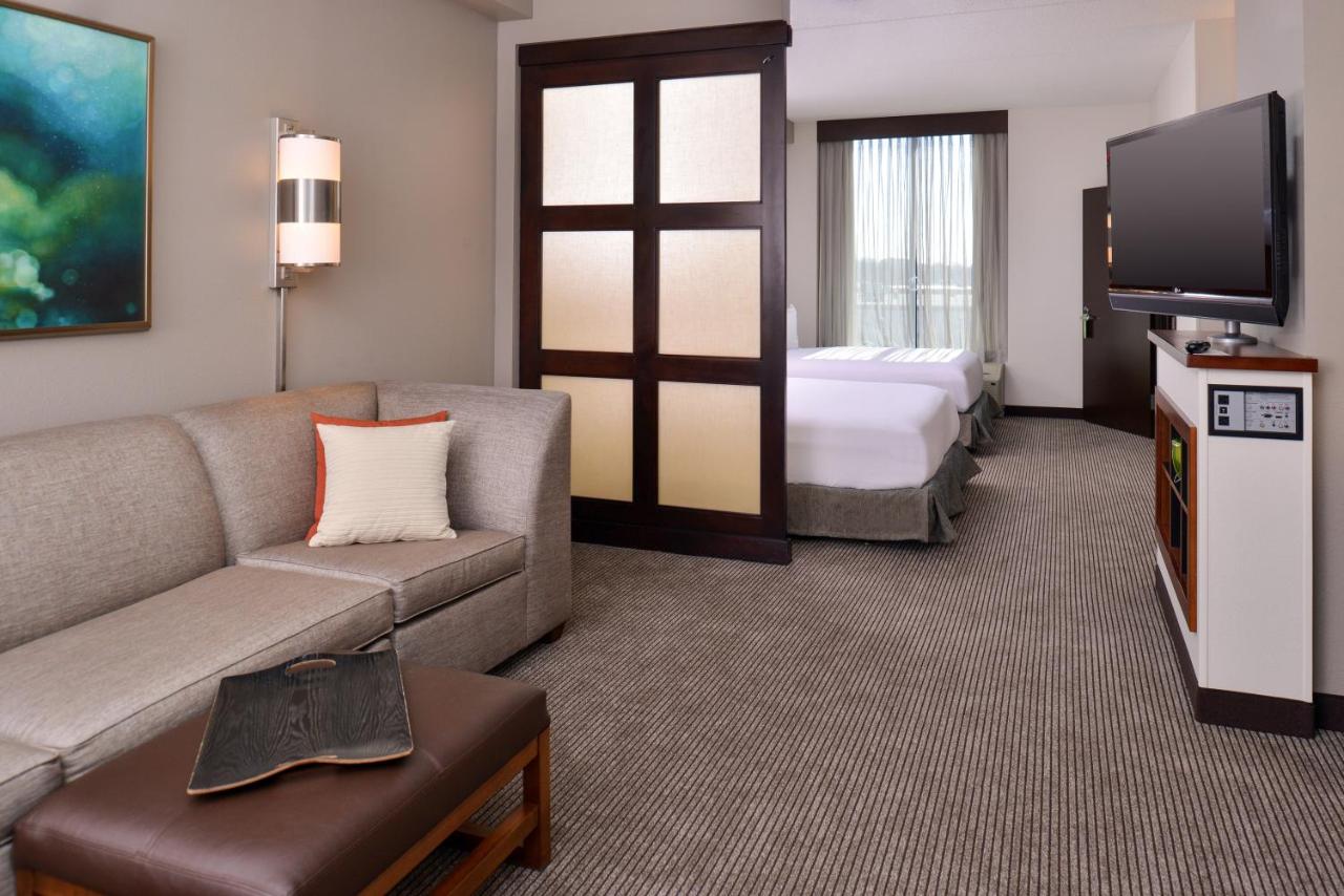ADA QN SHWR SFBD at Hyatt Place Garden City