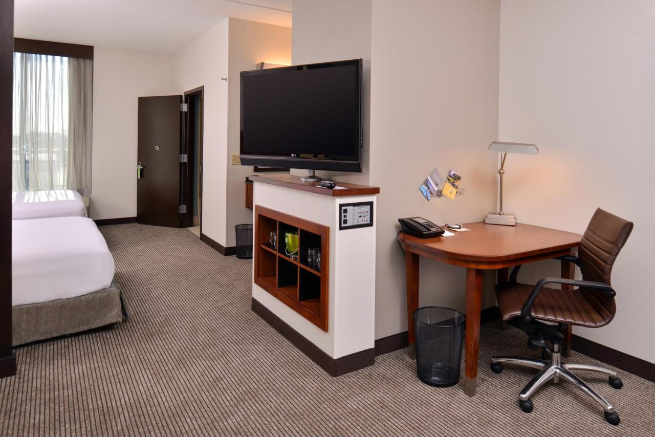 ADA QN SHWR SFBD at Hyatt Place Garden City