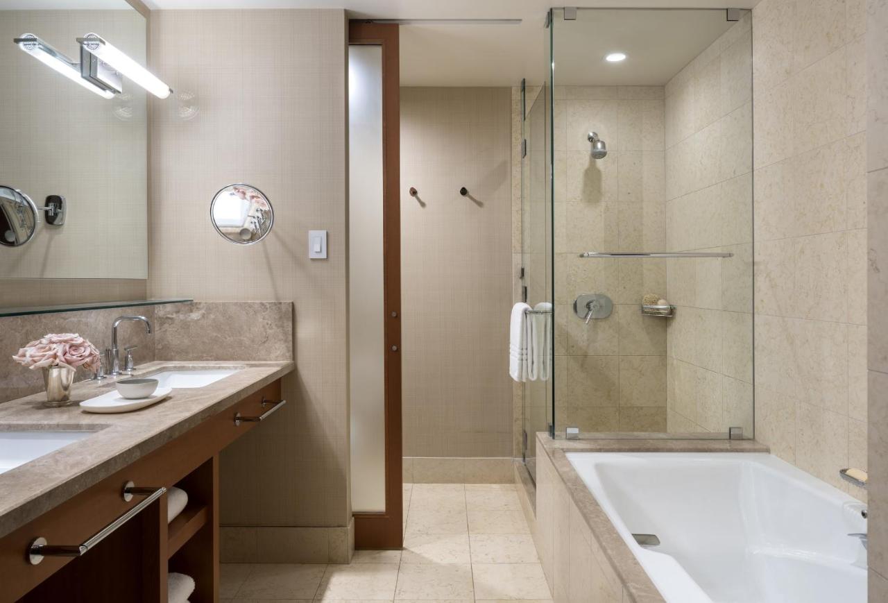 Deluxe King Room with Roll-In Shower - Disability Access at Four Seasons Hotel Silicon Valley at East Palo Alto