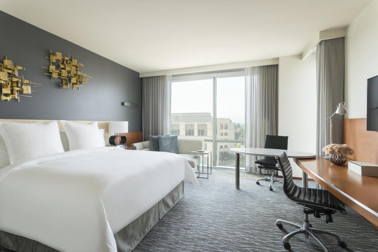 Deluxe King Room with Roll-In Shower - Disability Access at Four Seasons Hotel Silicon Valley at East Palo Alto