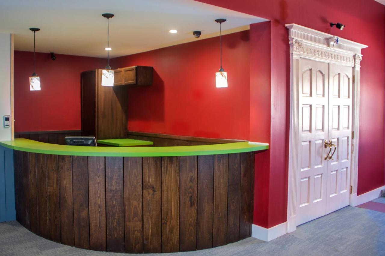 | Chateau Suites