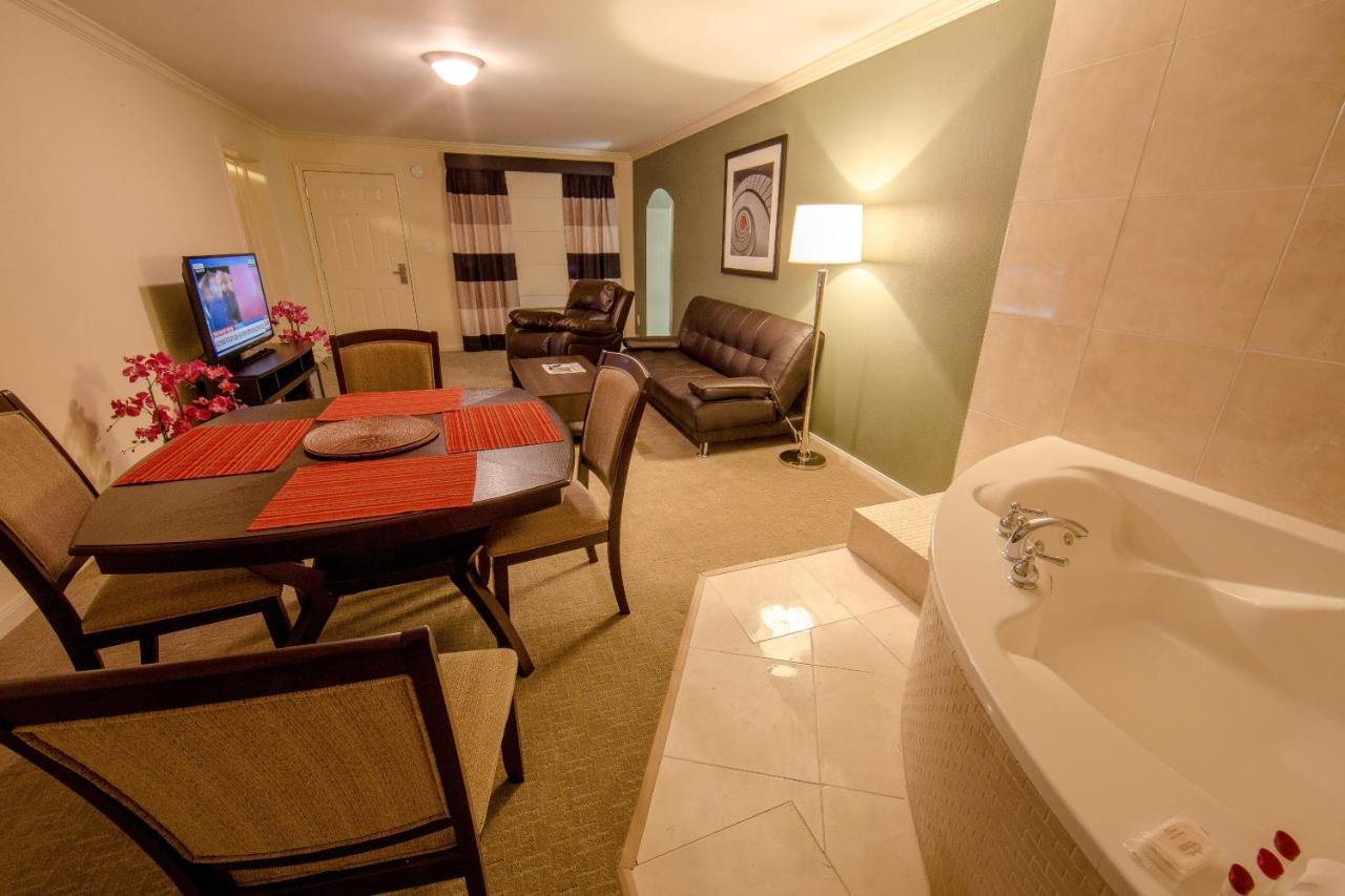 Deluxe Studio King Suite with Pool View-Hot Tub at Ramada by Wyndham Houston Intercontinental Airport East