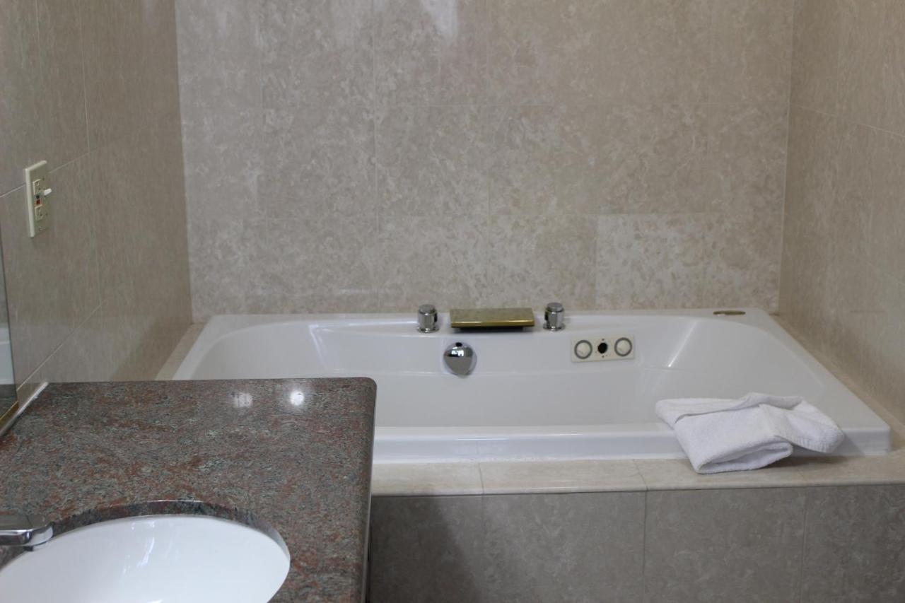 King Suite - Non-Smoking at Days Inn & Suites by Wyndham Sunnyvale