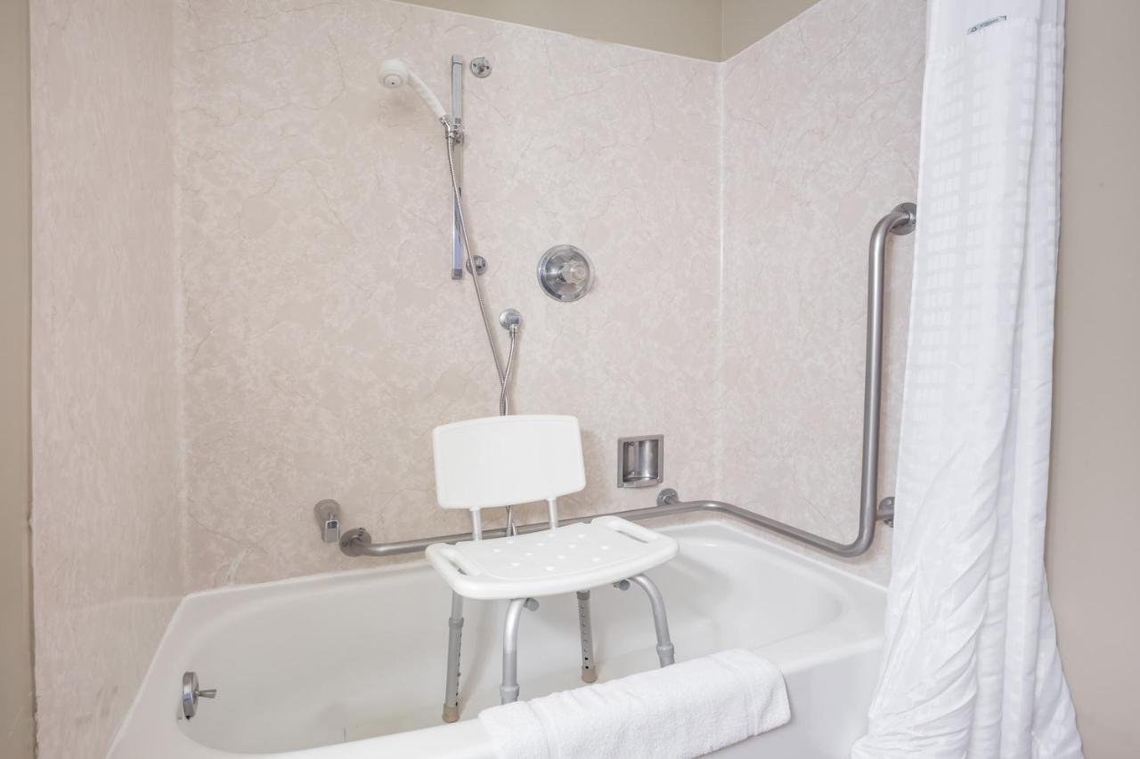 Queen Room - Disability Access - Non-Smoking at Grizzly Inn