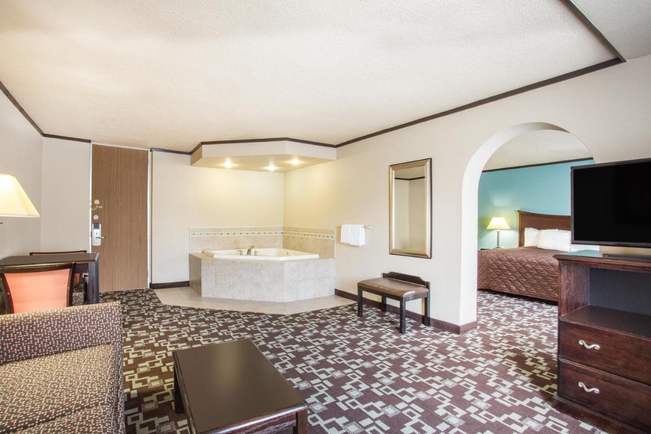 King Studio Suite - Non-Smoking at Super 8 by Wyndham Daleville/Roanoke