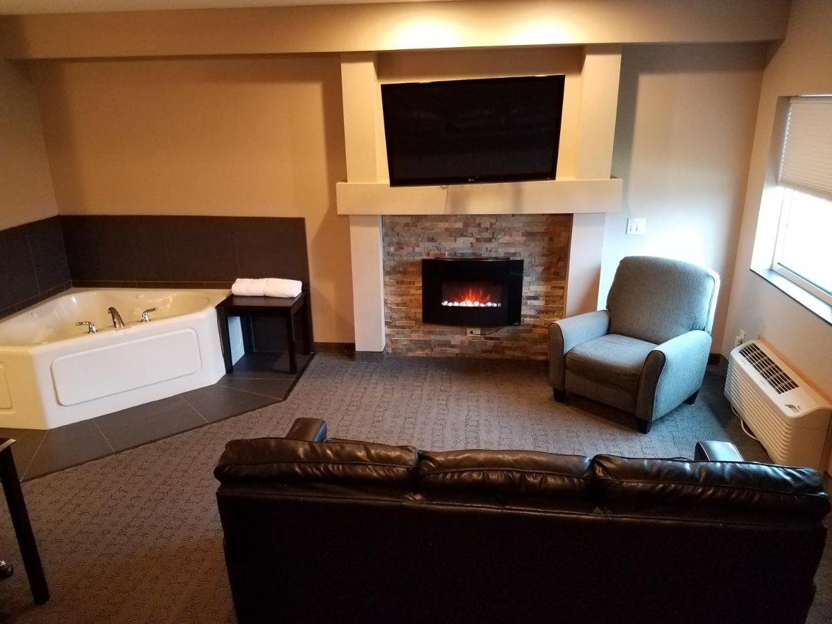 Suite with Hot Tub at Okoboji Inn & Suites