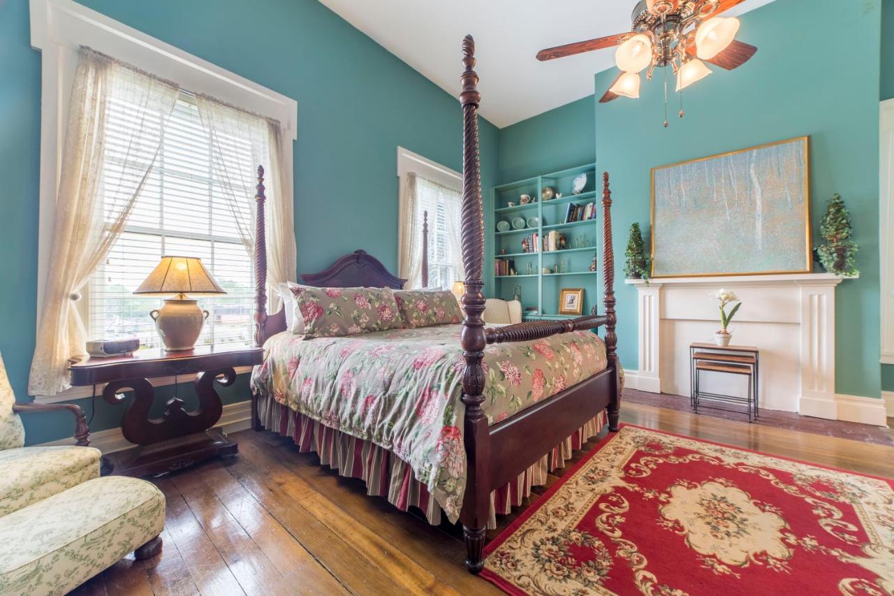 | Bourbon Manor Bed & Breakfast Inn