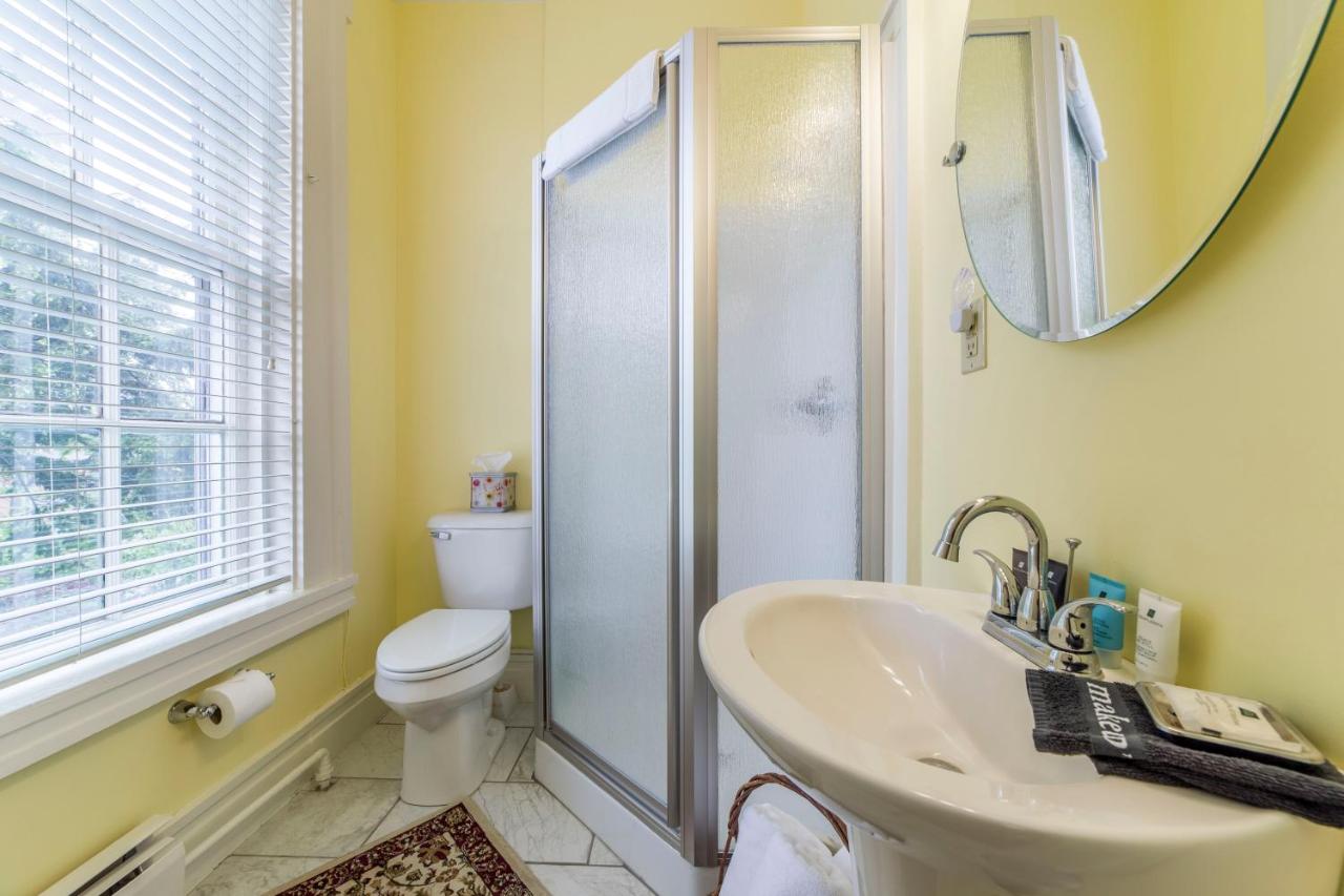 | Bourbon Manor Bed & Breakfast Inn