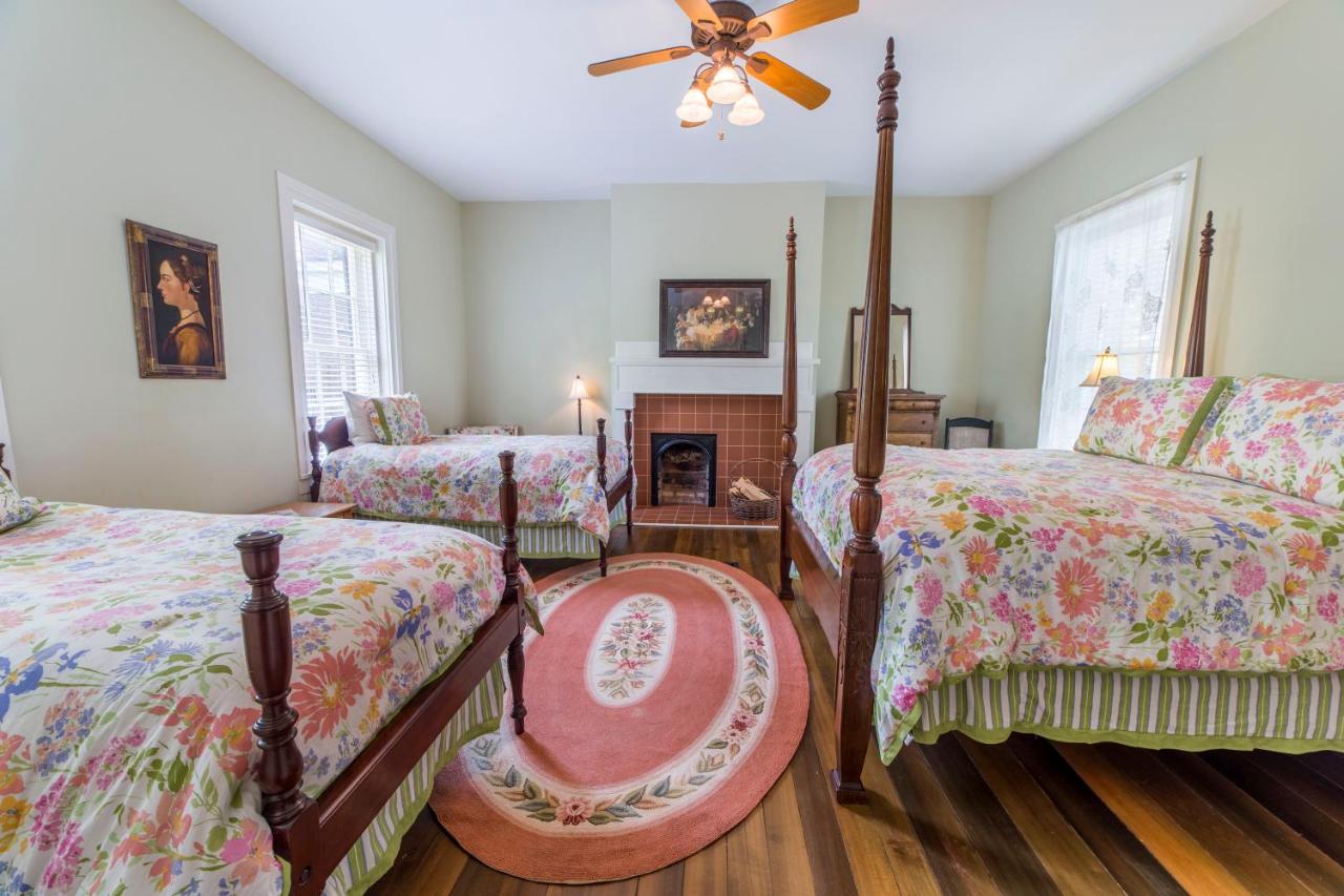 | Bourbon Manor Bed & Breakfast Inn